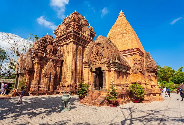 Tháp bà ponagar điểm du lịch thu hút tại Nha Trang